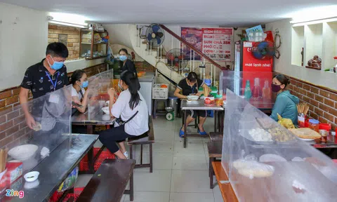 Thực khách Hà Nội được đo thân nhiệt, ngồi cách nhau 1m